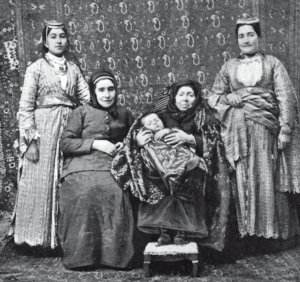 Five generations of Armenian women for constellation therapy blog post